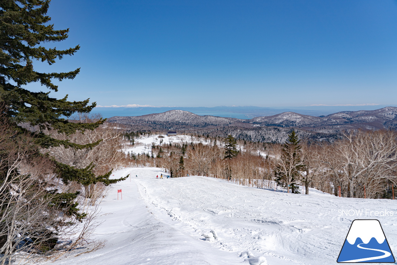 札幌国際スキー場｜ゴールデンウイーク初日も全コース滑走可能OK！！真っ白な雪と澄んだ青空 ＝ 絶好の春スキー＆スノーボード日和♪そして、日本海の彼方に、なんと利尻富士が見えた？！